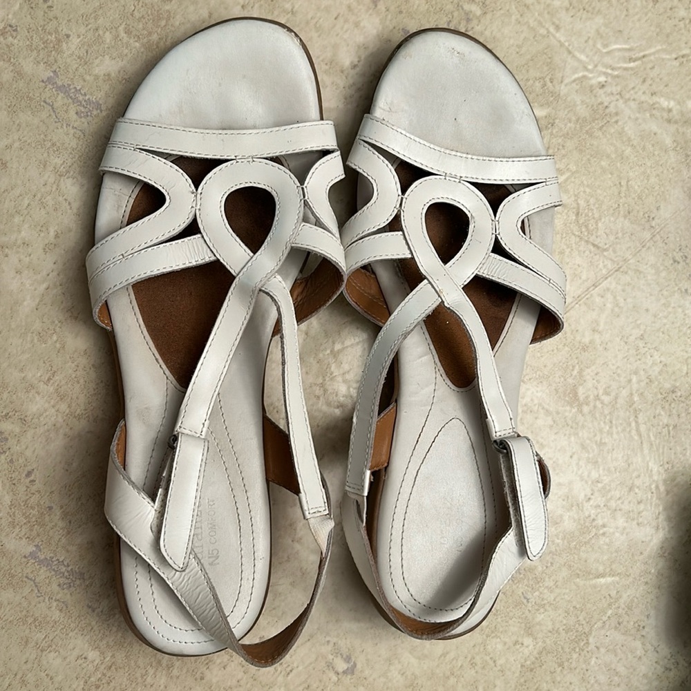 White Naturalizer Sandles Sz 11 Medium